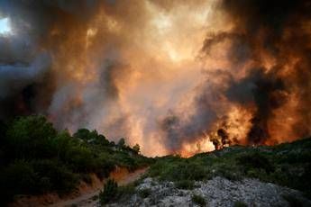 L'incendio in Francia (Afp)