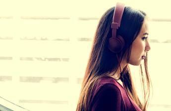 Una donna ascolta la musica