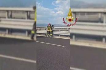 Incendio sull'A1, a fuoco ruota cisterna Gpl: le immagini - Video
