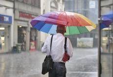 Uomo sotto la pioggia - Fotogramma