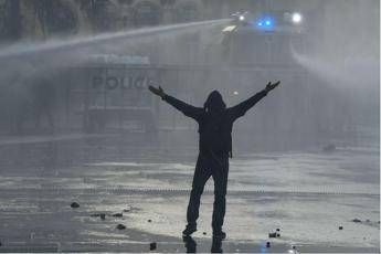 Francia, caos al Festival del teatro di strada di Aurillac, scontri tra polizia e circa 300 black bloc