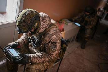 Soldato ucraino indirizza un drone a pilotaggio remoto (Fotogramma/Ipa)