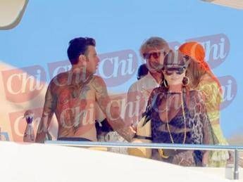 Fedez, Santanché e La Russa in barca insieme nelle foto di 'Chi'