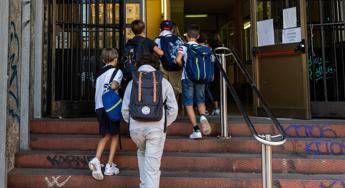 Studenti entrano a scuola - Fotogramma / Ipa