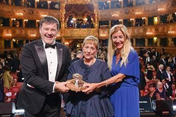 (la cerimonia di premiazione)