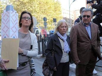 Ilaria Cucchi con i genitori, la mamma Rita e il papà Giovanni (Ipa)
