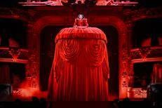 Lady Gaga con lo scenografico l'abito crinolina durante il Mayhem Ball Tour