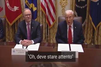 Trump, che paura per lo specchio antico alla Casa Bianca - Video