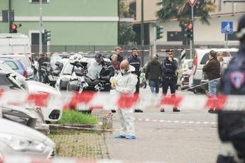 Milano, rilievi della Polizia sul luogo dell'aggressione - Fotogramma /ipa