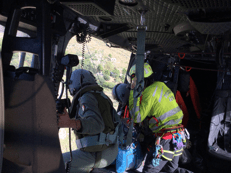 Cade da parete rocciosa, soccorso da elicottero Aeronautica