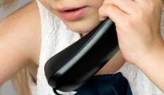 Bambina al telefono -