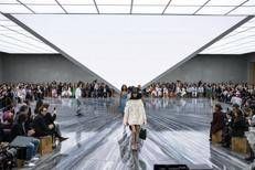 Lo show di Dior spring-summer 2026 firmato Jonathan Anderson (Ipa/Fotogramma)