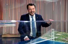 Il ministro Salvini con il plastico del Ponte sullo Stretto di Messina - Fotogramma /Ipa