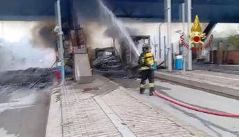 L'incendio al casello della A21