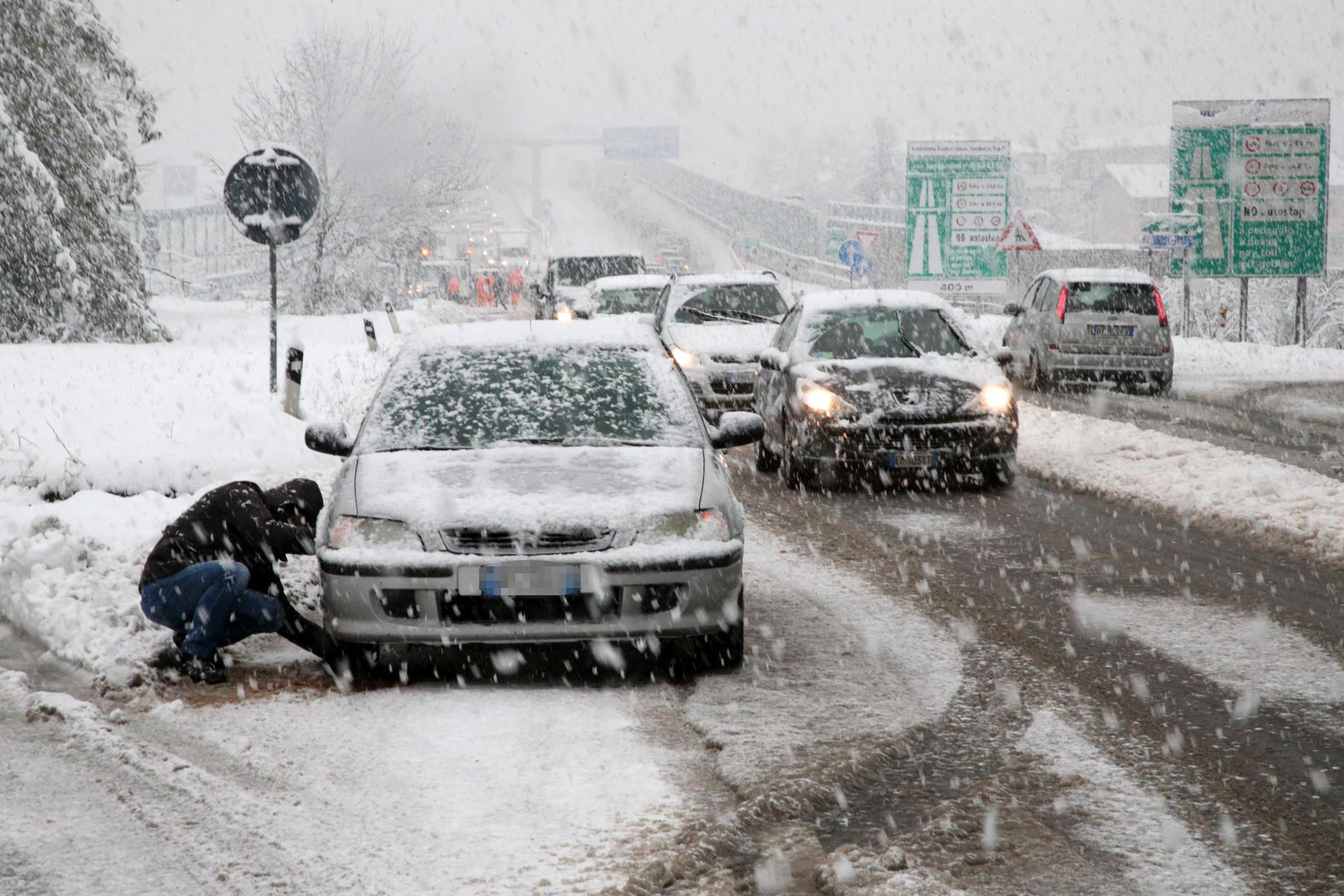 Neve e gelo sulle autostrade, ecco i tratti chiusi al traffico - Adnkronos