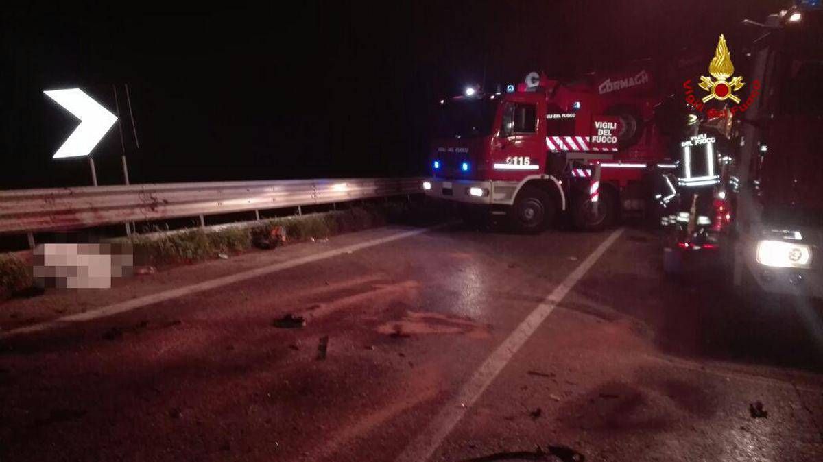 Frontale auto-furgone sulla Romea, un morto e 10 feriti Frontale auto-furgone sulla Romea, un morto e 10 feriti