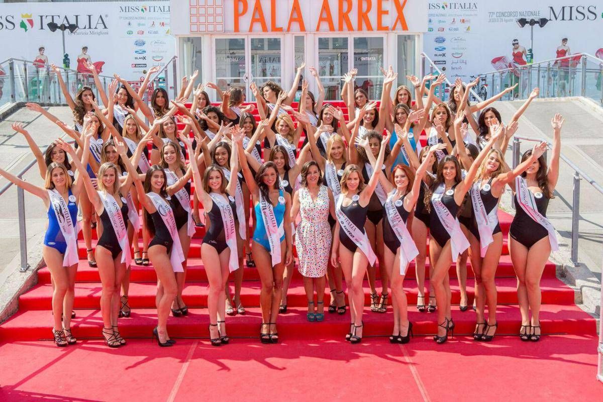 una foto di gruppo delle partecipanti al centro la patron