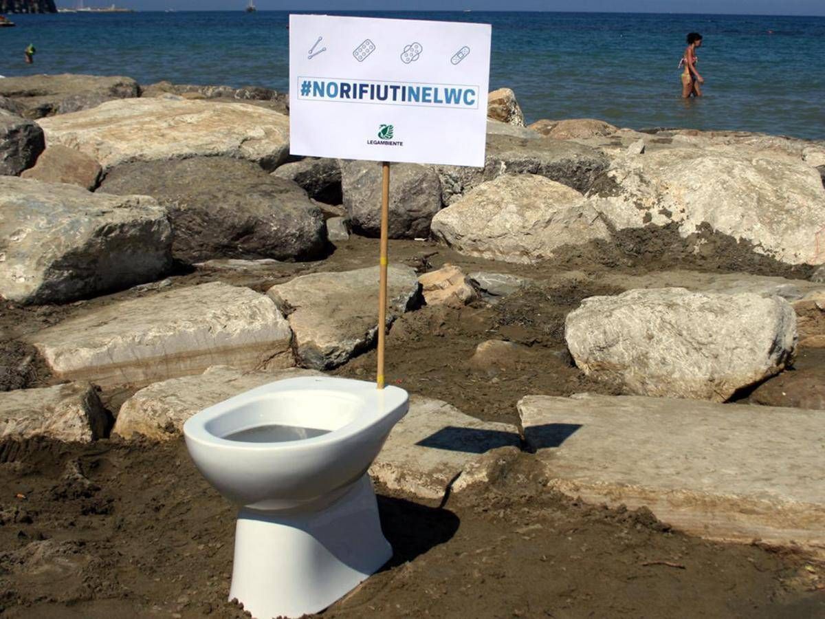 Dai cotton fioc ai tappi, verso il riciclo del beach litter