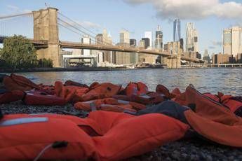 Giubbotti di salvataggio dei migranti sulla Pebble beach di New York, provocazione Oxfam Giubbotti di salvataggio dei migranti sulla Pebble beach di New York, provocazione Oxfam