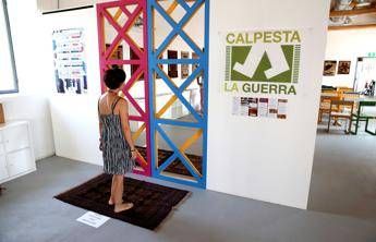 Expo contro i conflitti, inaugurata la mostra 'Calpesta la guerra' Expo contro i conflitti, inaugurata la mostra 'Calpesta la guerra'