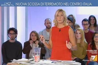 Terremoto in diretta, paura negli studi di La7 /Video Terremoto in diretta, paura negli studi di La7 /Video