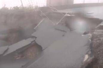 Calabria, strada si spacca e auto sprofonda /Video Calabria, strada si spacca e auto sprofonda /Video