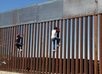 Migranti, Usa: Genitori e figli fermati verranno separati Migranti, Usa: Genitori e figli fermati verranno separati