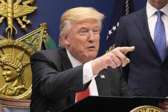 Trump blocca l'immigrazione, primi stop per passeggeri con visto Trump blocca l'immigrazione, primi stop per passeggeri con visto