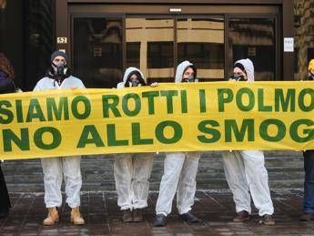 Città nella morsa dello smog. Cremona, Torino e Frosinone le peggiori Città nella morsa dello smog. Cremona, Torino e Frosinone le peggiori