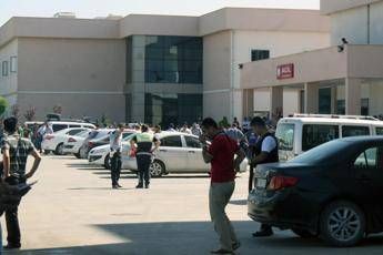 Uomo armato prende ostaggi in ospedale a Istanbul Uomo armato prende ostaggi in ospedale a Istanbul