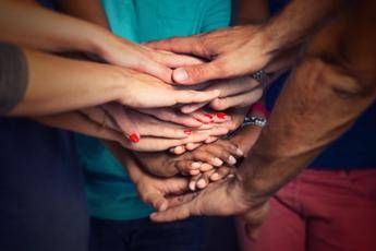 Il Paese della Sera, più di 1,5 milioni di lettori per la solidarietà che viaggia in treno /Video Il Paese della Sera, più di 1,5 milioni di lettori per la solidarietà che viaggia in treno /Video