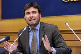 Siria, Di Battista: Gentiloni vassallo, sue parole sconvolgenti Siria, Di Battista: Gentiloni vassallo, sue parole sconvolgenti