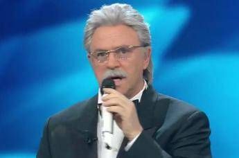 Incursione di Crozza-Razzi all'Ariston: Carlo, attaccati al Trump! Incursione di Crozza-Razzi all'Ariston: Carlo, attaccati al Trump!