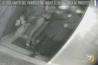 Le folli notti del parroco, al night con le spogliarelliste: Dovrei andarmi a confessare Le folli notti del parroco, al night con le spogliarelliste: Dovrei andarmi a confessare