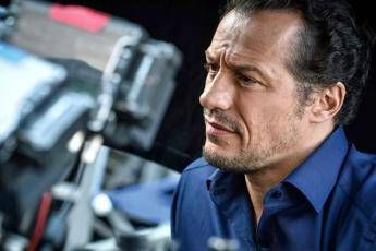 Sliding doors e ironia, Accorsi torna regista per una web serie Sliding doors e ironia, Accorsi torna regista per una web serie