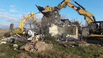 Riservetta di Manfredonia, demolite le costruzioni abusive Riservetta di Manfredonia, demolite le costruzioni abusive
