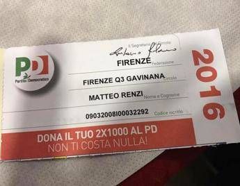 Renzi e la foto della tessera Pd: Solo da noi uno vale uno Renzi e la foto della tessera Pd: Solo da noi uno vale uno