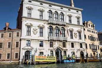 Stop a scarichi Pfas, Greenpeace in azione a Venezia Stop a scarichi Pfas, Greenpeace in azione a Venezia