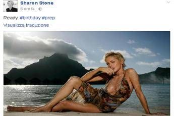 Sharon Stone compie 59 anni, lo scatto in spiaggia manda in tilt il web Sharon Stone compie 59 anni, lo scatto in spiaggia manda in tilt il web