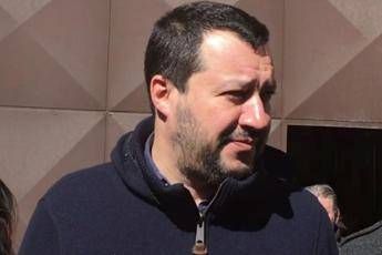 Salvini chiede consigli su Fb per torcicollo, la risposta è da record Salvini chiede consigli su Fb per torcicollo, la risposta è da record