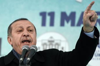 Olanda nega comizio a ministra turca. Furia Erdogan: Nazisti