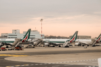 Alitalia, ecco il nuovo piano: 2.400 esuberi, taglio stipendi fino al 30% Alitalia, ecco il nuovo piano: 2.400 esuberi, taglio stipendi fino al 30%