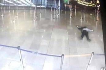 Parigi, l'urlo dell'assalitore di Orly: Sono qui per morire per Allah Parigi, l'urlo dell'assalitore di Orly: Sono qui per morire per Allah
