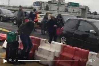 Stanno sparando, la diretta di un passeggero dall'aeroporto di Orly Stanno sparando, la diretta di un passeggero dall'aeroporto di Orly