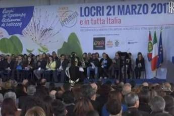 'Più lavoro meno sbirri', scritte a Locri dopo visita Mattarella 'Più lavoro meno sbirri', scritte a Locri dopo visita Mattarella