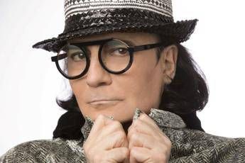 Renato diventa 'Zerovskij', show totale per i 50 anni di carriera Renato diventa 'Zerovskij', show totale per i 50 anni di carriera
