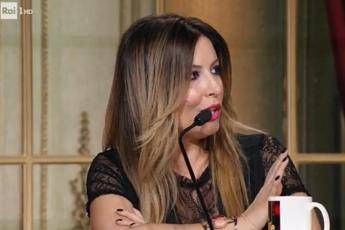 Lucarelli contro Parietti: Quando balli tu c'è il picco dei suicidi Lucarelli contro Parietti: Quando balli tu c'è il picco dei suicidi