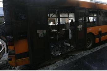 Roma, bus in fiamme: passeggeri illesi Roma, bus in fiamme: passeggeri illesi