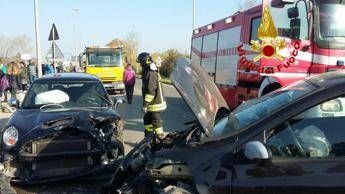 Roma, scontro tra due auto ad Ardea: ferite mamma e figlia Roma, scontro tra due auto ad Ardea: ferite mamma e figlia