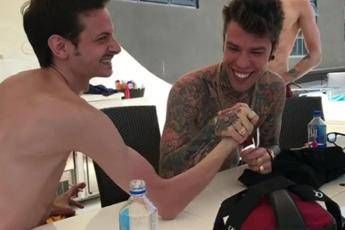 Fedez-Rovazzi, a braccio di ferro non c'è partita Fedez-Rovazzi, a braccio di ferro non c'è partita
